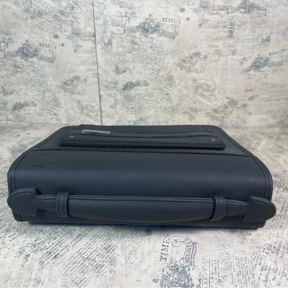 Franklin Covey - Friday Binder - Nylon Zipper with Handles (Classic, Black)